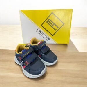 Sneakers blu da bambino con cuciture colorate
