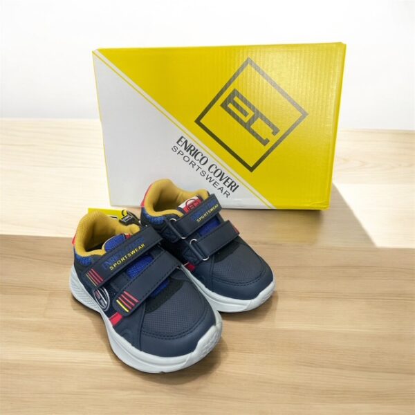 Sneakers blu da bambino con cuciture colorate
